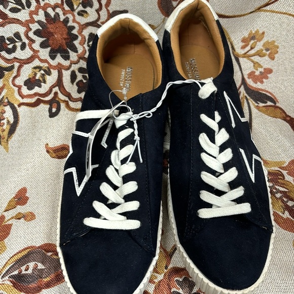 Faux-Suede navy blue sneakers with white laces and white wide soles.9.5 - Picture 3 of 5